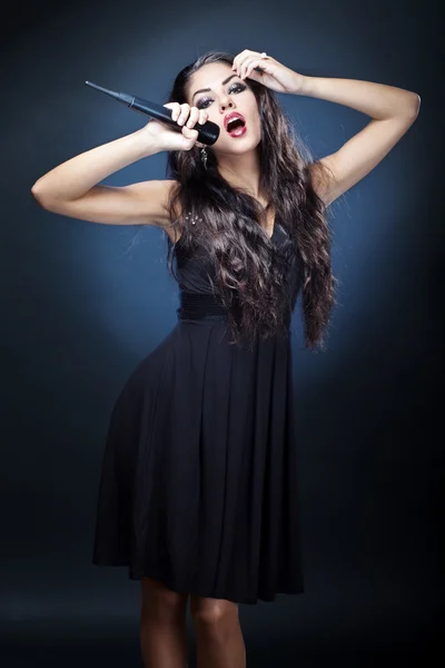 Beautiful young woman singer — Stock Photo, Image