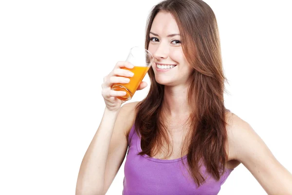 Schöne brünette Frau trinkt Orangensaft — Stockfoto