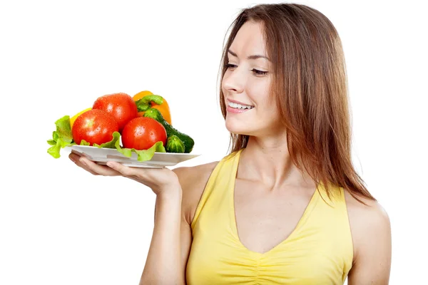 新鮮な野菜のプレートを保持している女性 — ストック写真