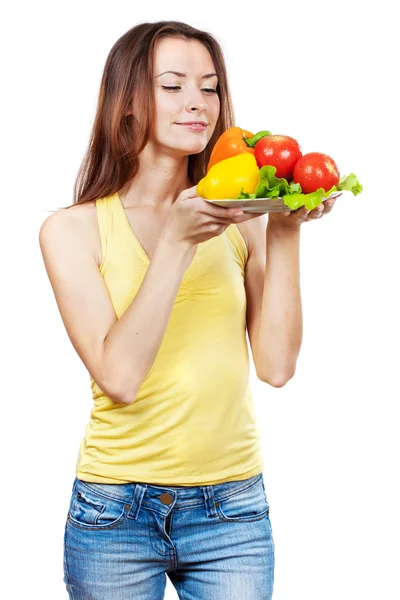 Frau hält Teller mit frischem Gemüse — Stockfoto