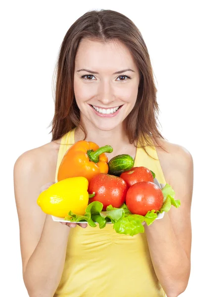 Mulher segurando prato de legumes frescos — Fotografia de Stock