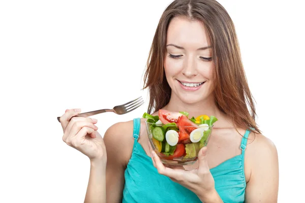 Femme tenant assiette de légumes frais — Photo