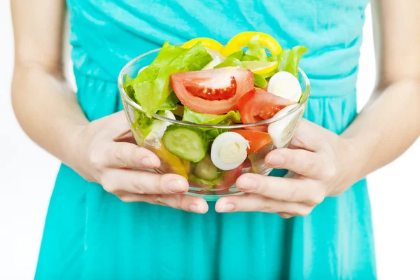 Vrouw met plaat salade van groenten — Stockfoto