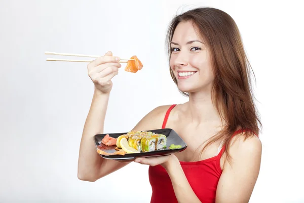 Красива брюнетка жінка їсть суші — стокове фото
