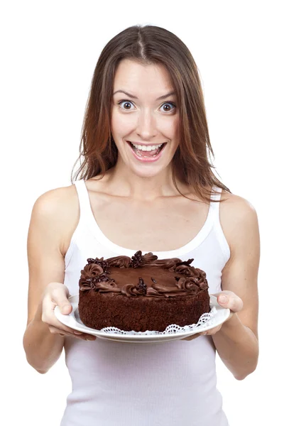 Mulher morena bonita segurando bolo de chocolate — Fotografia de Stock