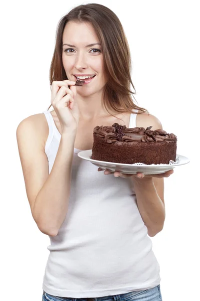 Mulher morena bonita comer bolo de chocolate — Fotografia de Stock