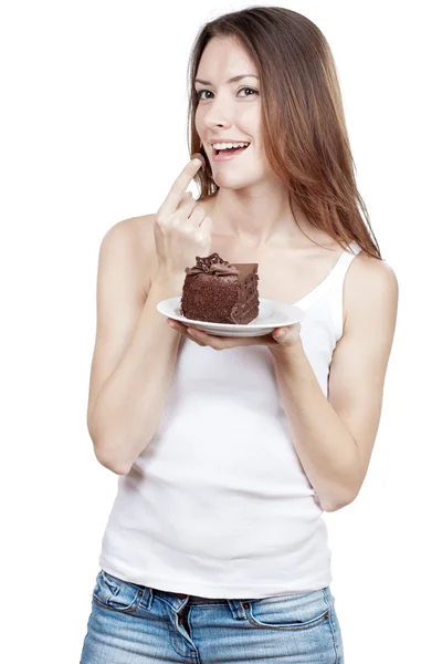 Belle jeune femme mangeant du gâteau au chocolat — Photo