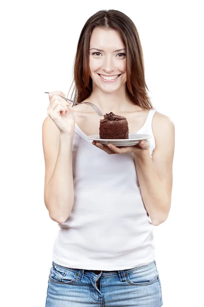 Jeune femme tenant morceau de gâteau au chocolat — Photo