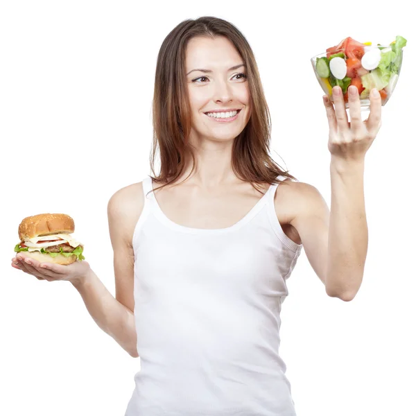 Belle jeune femme tenant hamburger et salade — Photo