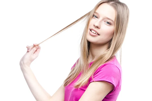 Ung vacker kvinna berör håret — Stockfoto
