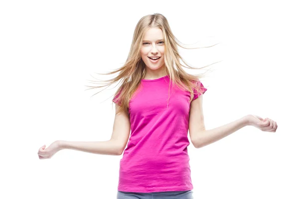 Jeune belle femme portant un t-shirt rose — Photo