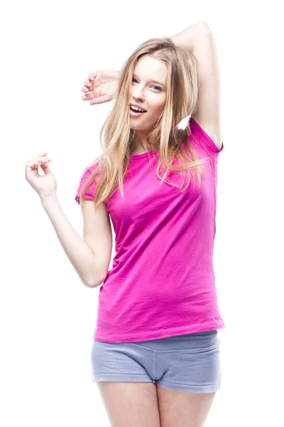 Jonge mooie vrouw die roze t-shirt — Stockfoto