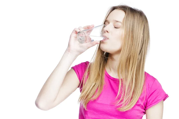 Junge schöne Frau trinkt Wasser — Stockfoto