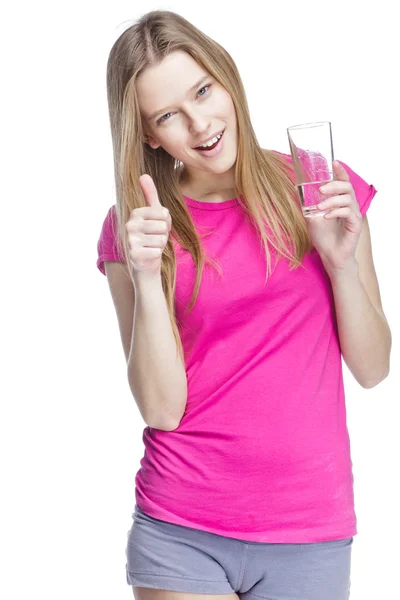 Joven hermosa mujer sosteniendo vaso de agua — Foto de Stock