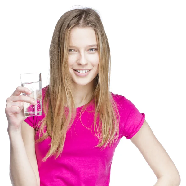 Jeune belle femme tenant un verre d'eau — Photo