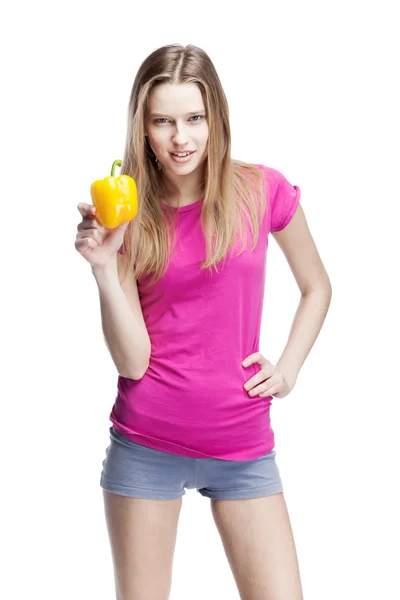 Joven hermosa mujer rubia sosteniendo papper amarillo — Foto de Stock