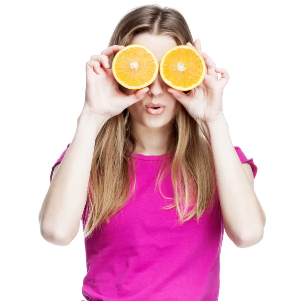 Jovem bela mulher loira segurando laranja — Fotografia de Stock