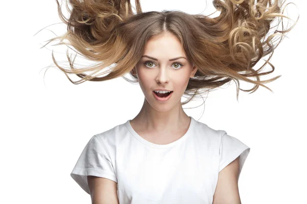 Divertente giovane donna con i capelli volanti — Foto Stock