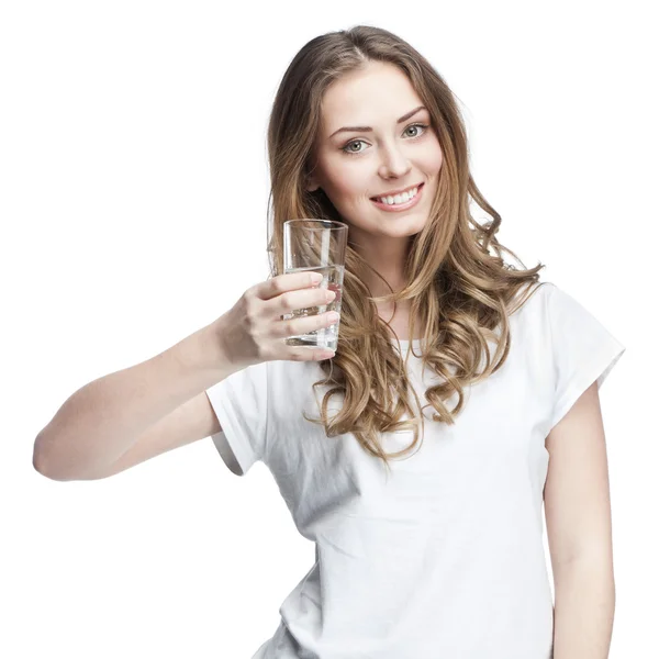 Junge Frau hält Glas Wasser in der Hand — Stockfoto