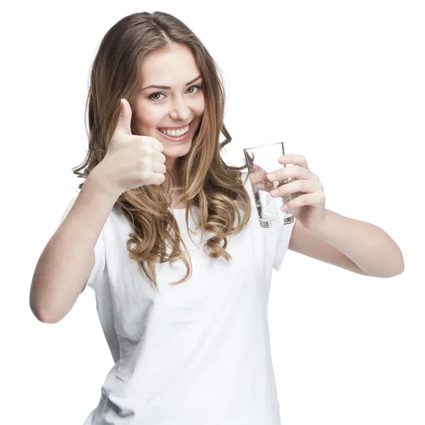 Jeune femme tenant un verre d'eau — Photo