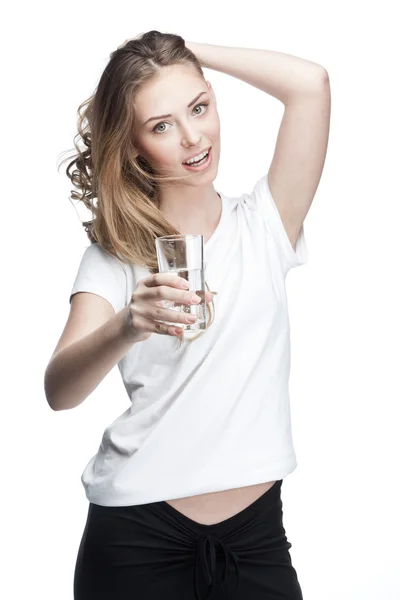 3.拿着杯子喝水的年轻女子 — 图库照片