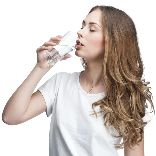 Young beautiful brunette woman drinking water — Stock Photo, Image