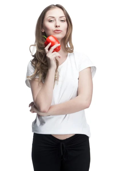 Unga vackra brunett kvinna med röd paprika — Stockfoto