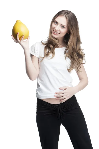 Jovem bela mulher morena segurando pomelo — Fotografia de Stock