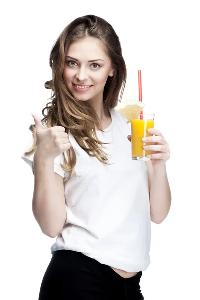 Joven mujer sosteniendo vaso de jugo de naranja —  Fotos de Stock