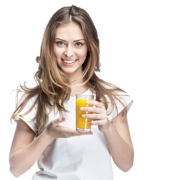 Joven mujer sosteniendo vaso de jugo de naranja —  Fotos de Stock