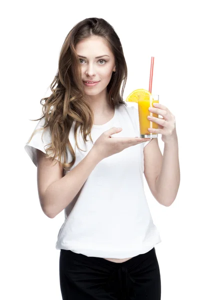 Joven mujer sosteniendo vaso de jugo de naranja —  Fotos de Stock