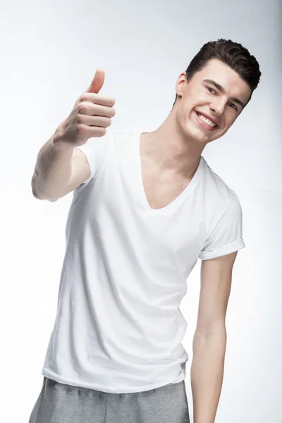 Hombre vistiendo camiseta blanca sobre fondo claro —  Fotos de Stock