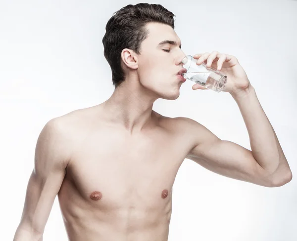 Joven bebiendo agua — Foto de Stock