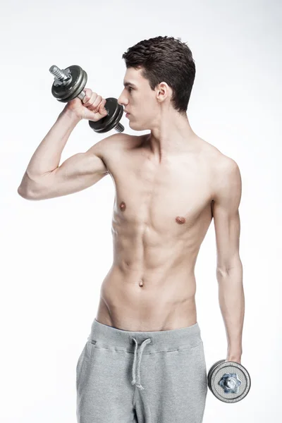 Shirtless giovane uomo in possesso di manubri — Foto Stock