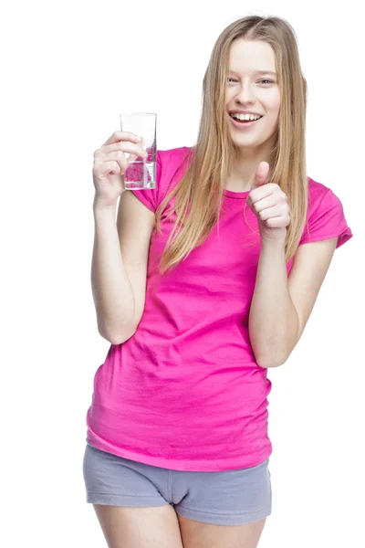 年轻漂亮的女人拿杯水 — 图库照片