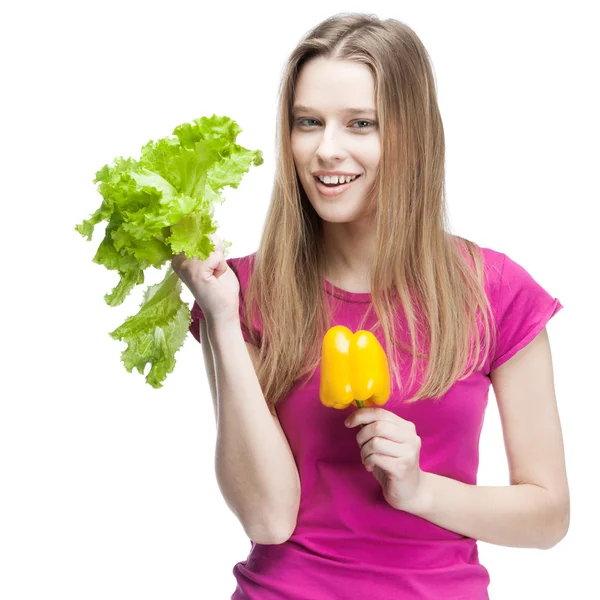 Junge Frau hält Salat und Pfeffer in der Hand — Stockfoto