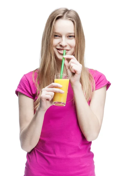 Młody piękny blond kobieta pije sok pomarańczowy — Zdjęcie stockowe