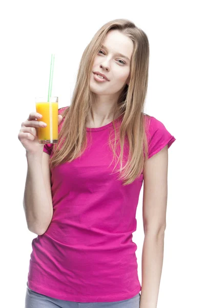 Junge schöne blonde Frau trinkt Orangensaft — Stockfoto