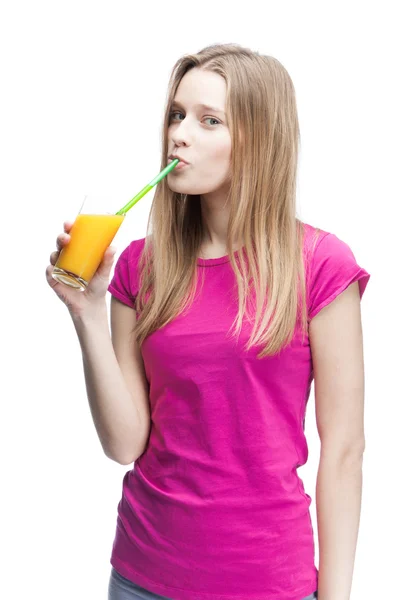 Junge schöne blonde Frau trinkt Orangensaft — Stockfoto