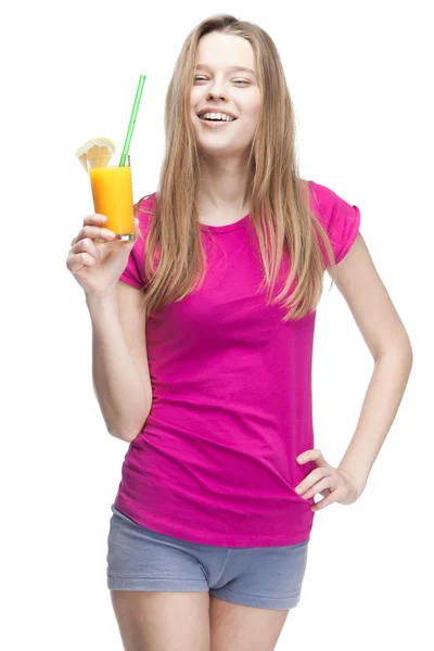 Junge schöne blonde Frau trinkt Orangensaft — Stockfoto