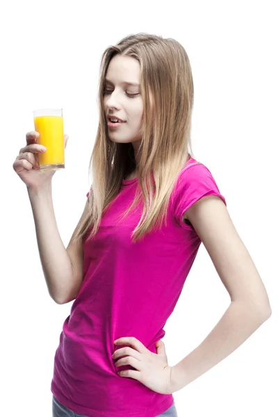 Młody piękny blond kobieta pije sok pomarańczowy — Zdjęcie stockowe