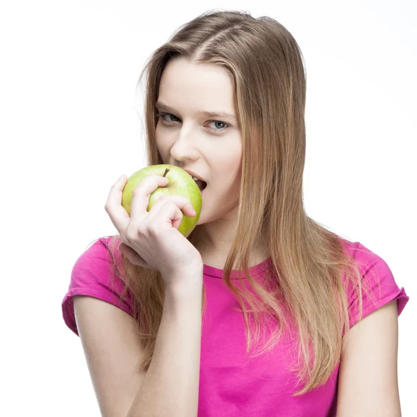 Jovem bela mulher loira comendo maçã verde — Fotografia de Stock