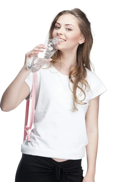 Young beautiful brunette woman drinking water — Stock Photo, Image