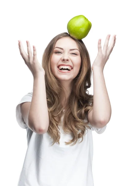 Ung vacker brunett kvinna med grönt äpple — Stockfoto