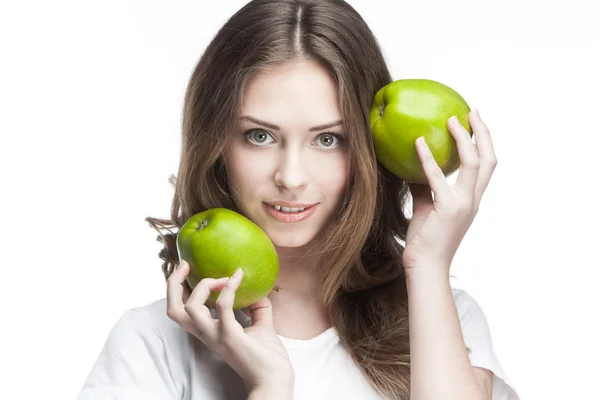 Ung kvinna med två gröna äpplen — Stockfoto