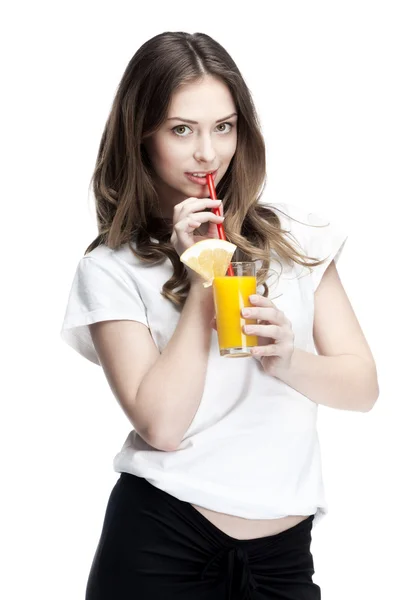 Młoda kobieta trzymająca szklankę soku pomarańczowego — Zdjęcie stockowe