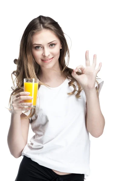 年轻女子手里拿着一杯橙汁 — 图库照片