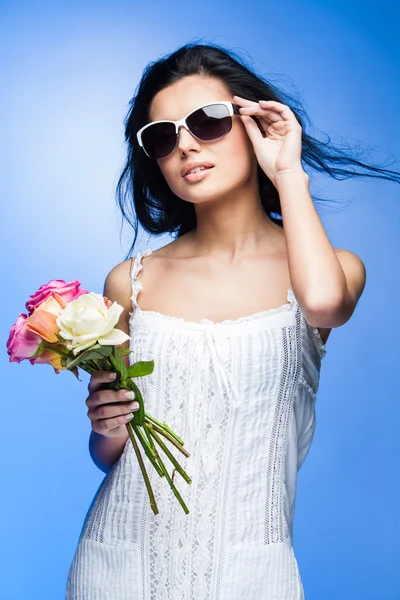 戴着眼镜的年轻美丽的黑发女人 — 图库照片