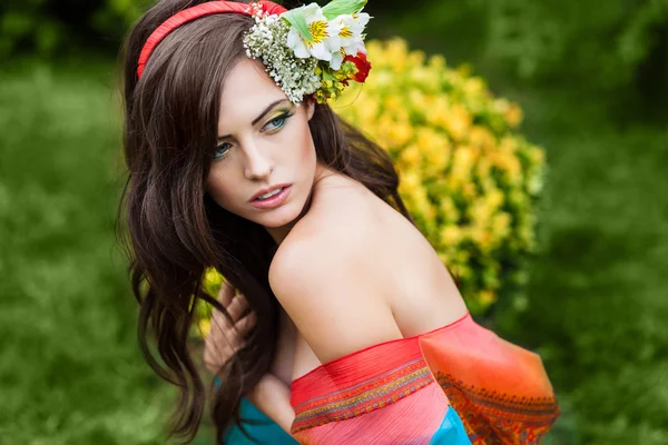 Beautiful brunette woman outdoors — Stock Photo, Image
