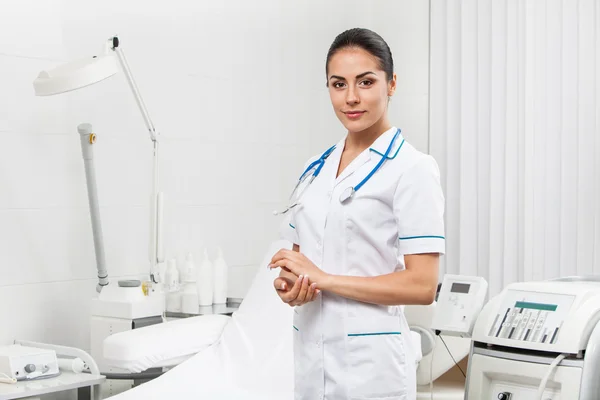 Mooie brunette vrouw medische werknemer — Stockfoto